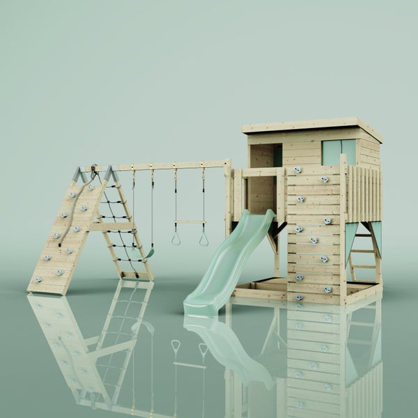 Spielturm aus naturbelassenem Holz mit grüner Rutsche, Leiter, Sandkasten und erhöhtem Spielhaus mit Geländer.