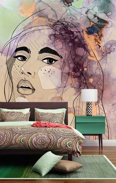 Fototapete mit abstraktem Frauenporträt und Marmormuster in einem modern eingerichteten Schlafzimmer mit Mandala-Bettwäsche.