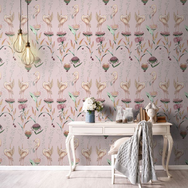 Dekoratives Zimmer mit gemusterter Tapete, weißem Schreibtisch und Stuhl