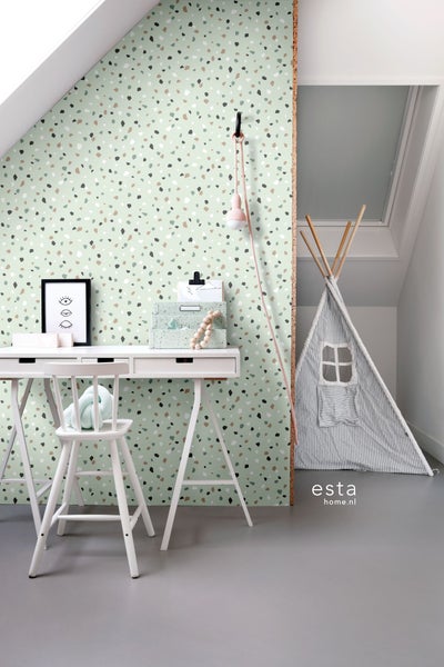 Dekoratives Kinderzimmer mit Terrazzo Tapete, Schreibtisch und Spielzelt.