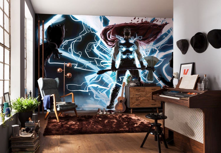 Wohnzimmer mit Thor Wandbild, Sessel, Musikinstrument und braunem Teppich