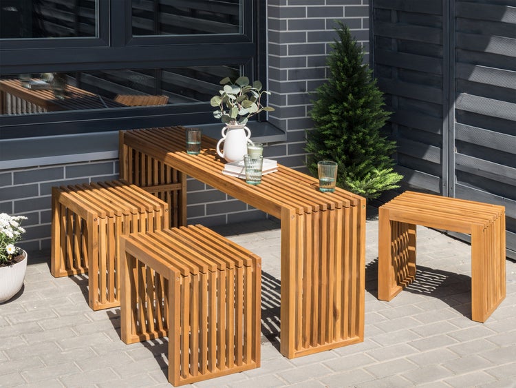 Gartenset aus Holz mit Tisch und Hockern auf einer Terrasse