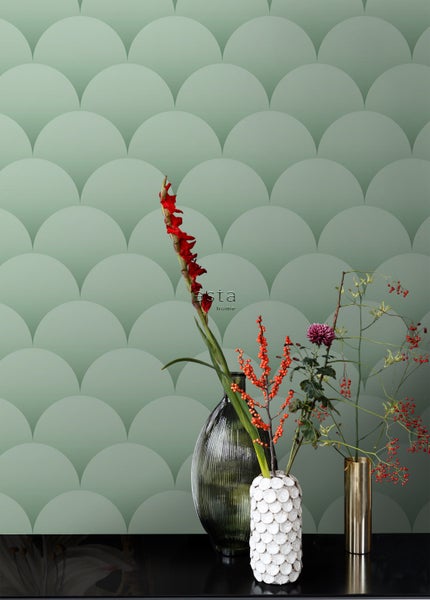 Vliestapete mit Halbkreis-Muster und Blumenvasen auf einem Tisch