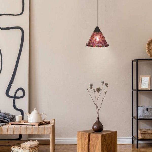 Wohnzimmer mit Mosaik Hängeleuchte, Bank, Teekanne und Regal