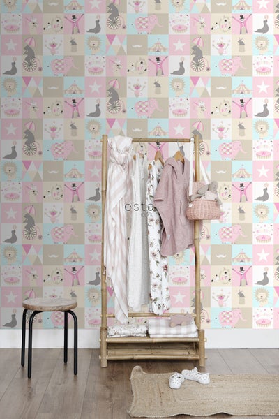 Raumansicht mit Zirkusmuster-Tapete, Kleiderständer aus Bambus mit Kleidung und Hocker