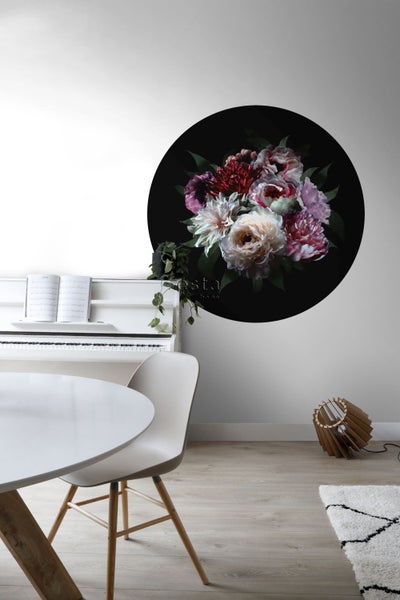 Wohnraum mit Wanddekoration, Klavier, Tisch und Stühlen.