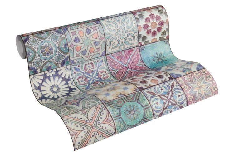 Dekorative Wandgestaltung mit Fliesenmuster und Pflanze auf Holzkommode.