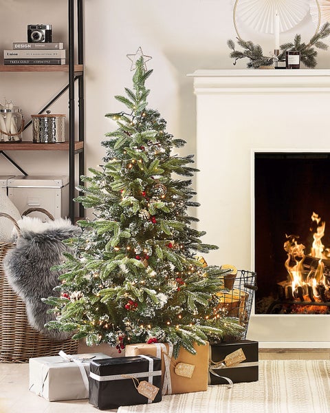 Weihnachtsszene mit geschmücktem Baum, Geschenken und Kamin