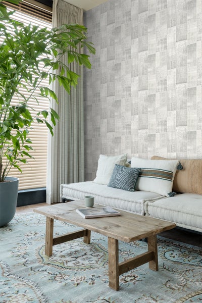 Wohnzimmer mit gemusterter Tapete, Sofa, Holztisch und Zimmerpflanze