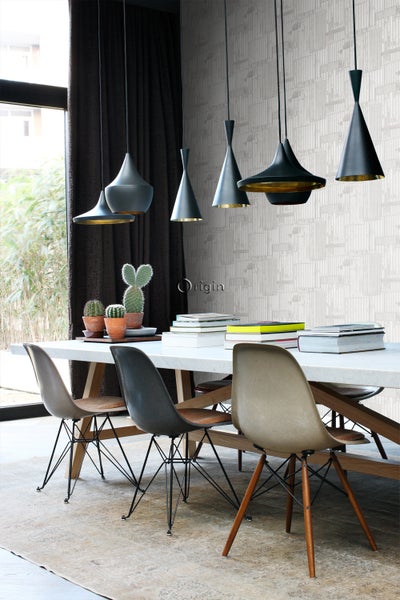 Esszimmer mit Esstisch, Stühlen und Pendelleuchten vor einer gemusterten Tapete