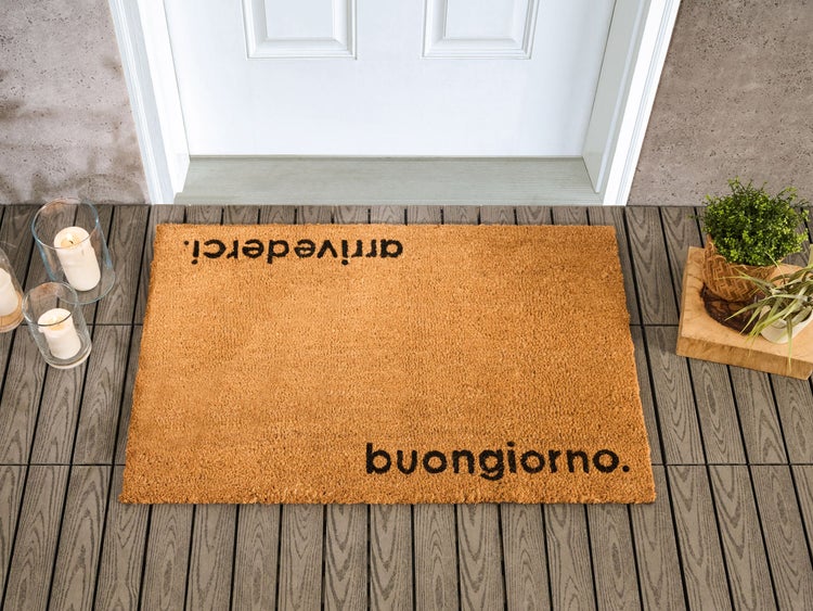 Fußmatte mit der Aufschrift Buongiorno und Arrivederci vor einer Haustür