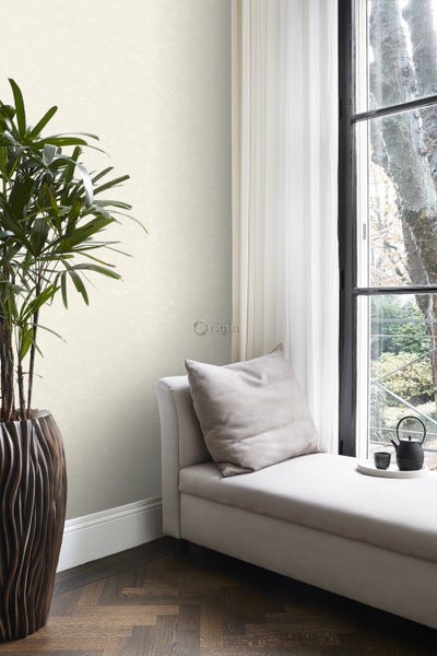 Helles Interieur mit Pflanze im Topf, Liege mit Kissen und Fenster