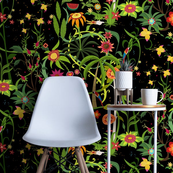 Dekoratives Zimmer mit einem Stuhl, einem Beistelltisch und einer Dschungeltapete.