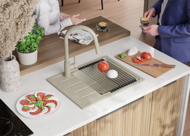 Küchenszene mit Spüle, Armatur, Abtropfgitter und Speisen zur Zubereitung von Caprese