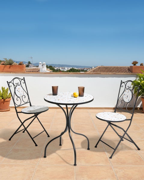 Gartensitzgruppe mit Tisch und zwei Stühlen auf einer Terrasse