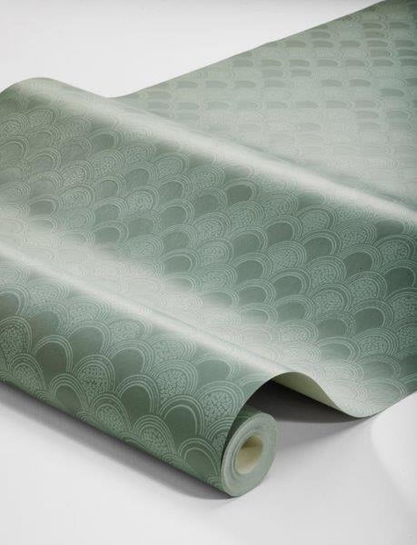 Katzenkratzbaum mit mehreren Ebenen und drei Katzen