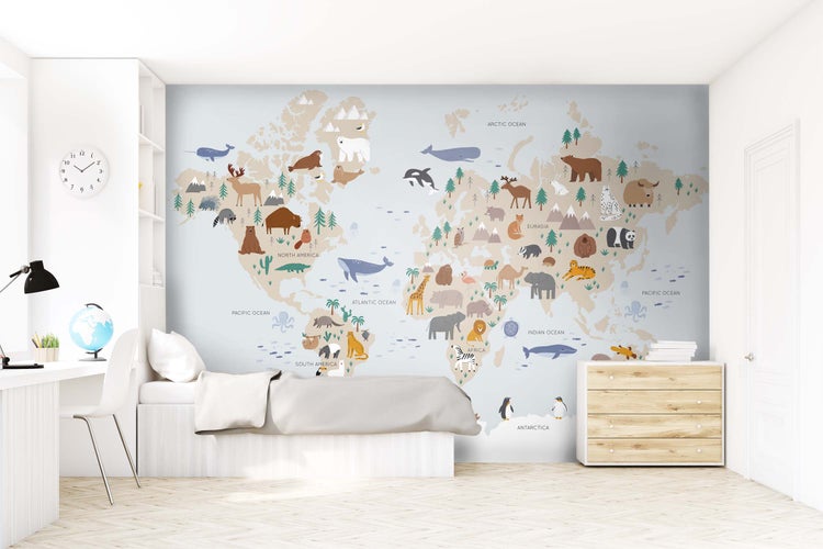 Kinderzimmer mit einer Weltkarte Tapete mit Tiermotiven, Bett, Schreibtisch und Kommode.