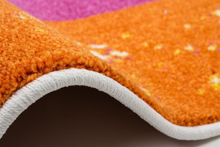 Detailaufnahme eines Teppichs mit hohem Flor und weißer Kettelkante.