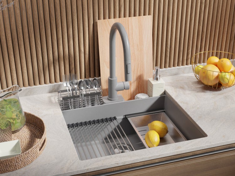 Spüle mit Abtropfgestell, Wasserhahn, Schneidebrett und Spülmittelspender in einer hellen Küche.