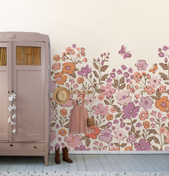 Kinderzimmer mit blumiger Tapete, Kleiderschrank, Kleid, Hut und Stiefeln