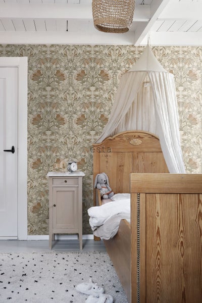 Kinderzimmer mit floraler Tapete, Bett mit Baldachin und Nachttisch