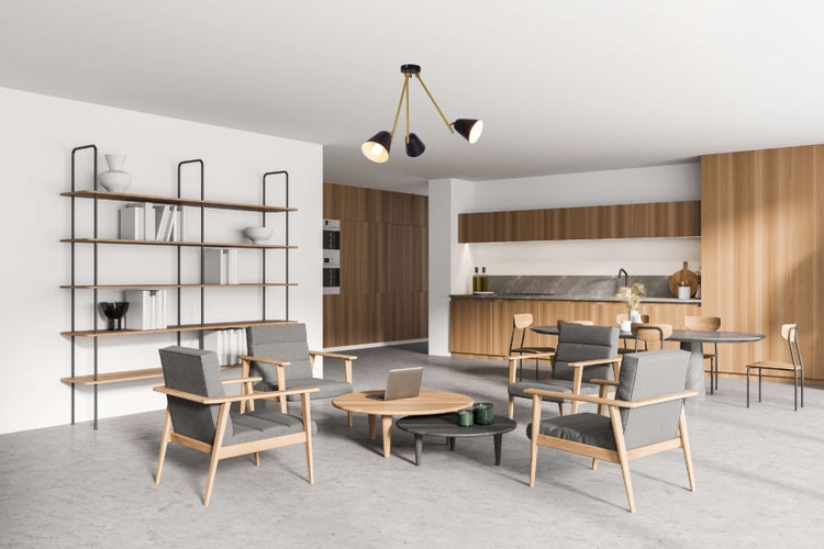 Heller Wohnraum mit Bücherregal, Holzvertäfelung, Esstisch und Stühlen