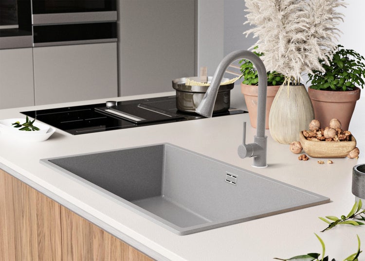 Küchenszene mit Spüle, Armatur, Kochfeld und Dekoration