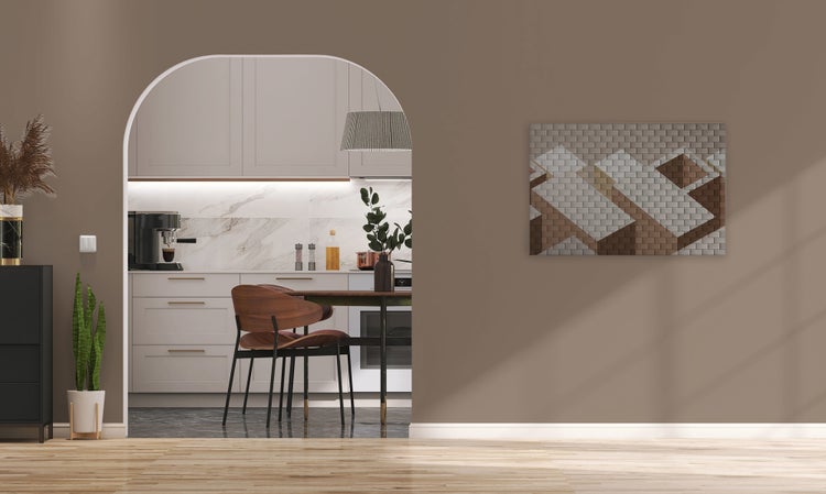 Moderne Küche mit Rundbogenöffnung zum Wohnbereich, helle Küchenfronten, Essplatz mit Holzstühlen, Wandbild mit geometrischem Ziegelsteindesign.