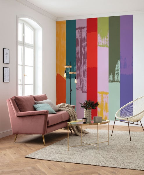 Wohnzimmer mit Sofa, Tisch, Stuhl und Wandgestaltung