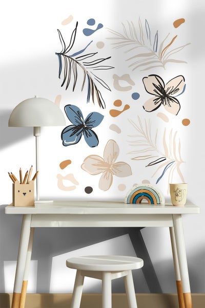 Dekoratives Kinderzimmer mit Schreibtisch, Stuhl, Lampe und Wandaufklebern mit Blumen- und Blättermotiv
