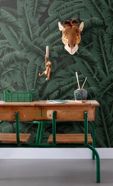 Szene mit Schreibtisch, Kiste, Dekoration und Dschungeltapete