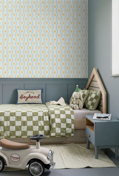 Kinderzimmer mit Tapete mit Sonnen- und Wellenmuster über blauer Holzvertäfelung, Holzhausbett und karierter Bettwäsche.