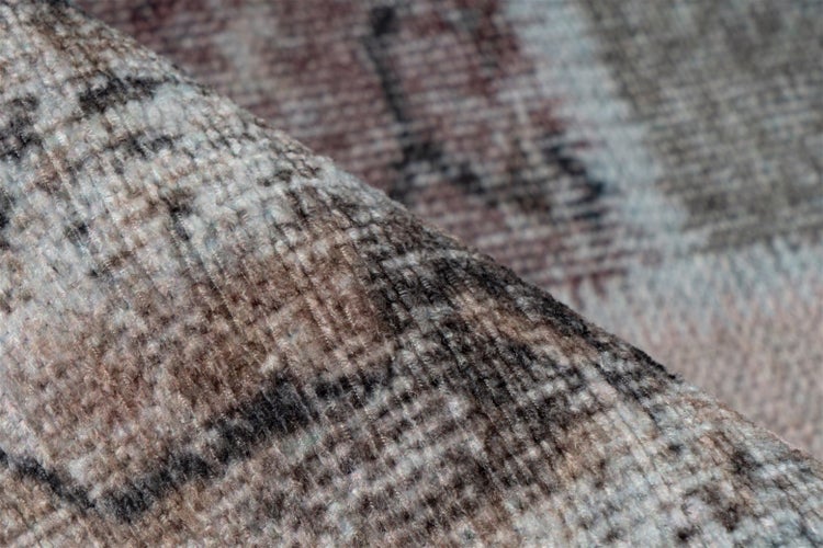 Nahaufnahme eines gewebten Teppichs mit Muster, zeigt die Oberflächenstruktur.