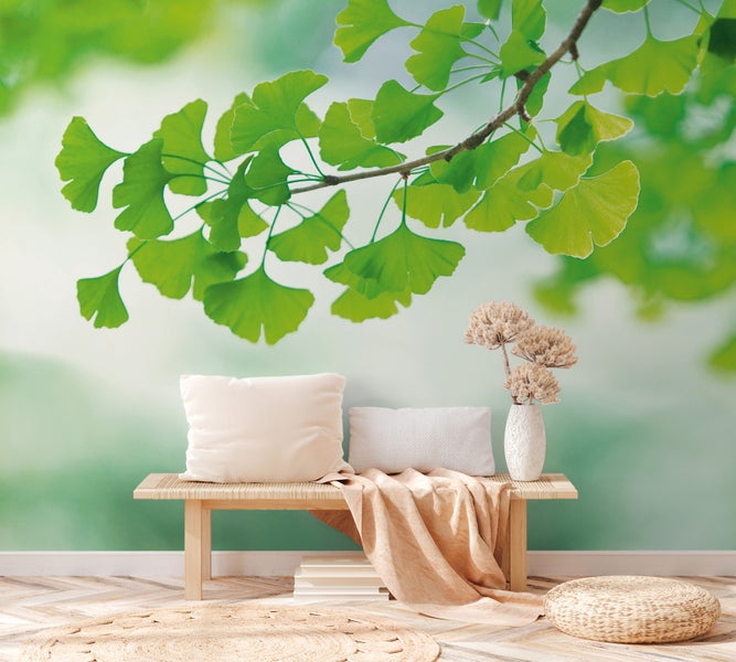 Wohnraum mit Bank, Kissen, Decke, Blumenvase und Ginkgo Wandbild