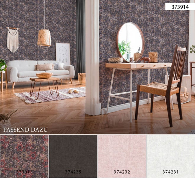 Wohnraum mit gemusterter Tapete, Sofa und Holzboden