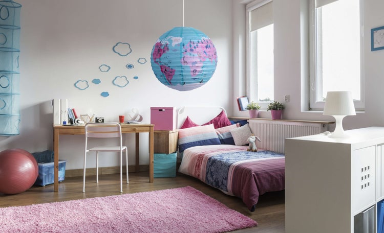 Helles Jugendzimmer mit Schreibtisch, Bett, Globuslampe und Dekoration