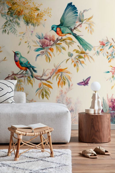 Wohnzimmer mit Vogelmuster-Tapete, Sofa, Beistelltisch und Teppich