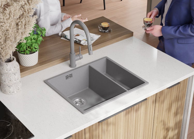 Küchenspüle mit zwei Becken und Wasserhahn auf einer Küchentheke