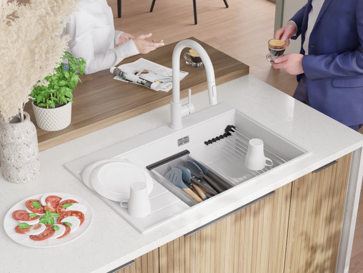 Küchenspüle mit Abtropffläche und Geschirr auf einer Küchentheke