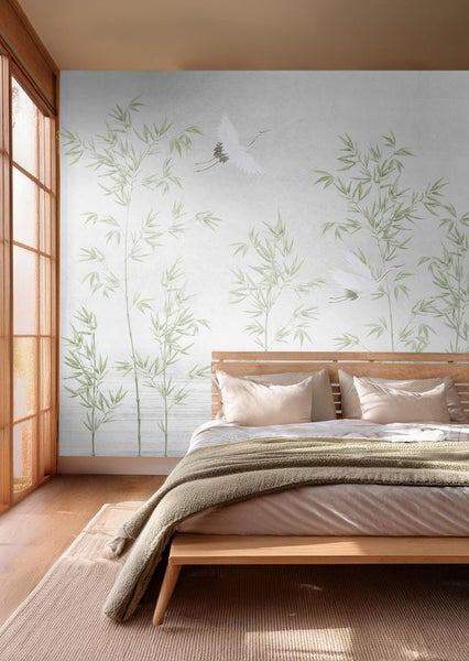 Schlafzimmer mit Bambus-Tapete, Holzbett und Teppich für ein helles, organisiertes Ambiente