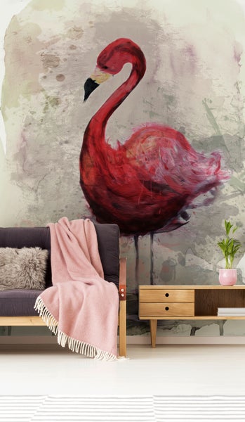 Fototapete mit großem Flamingo-Motiv in Aquarell-Optik hinter einem dunklen Sofa und einem Sideboard aus Holz im Wohnzimmer.