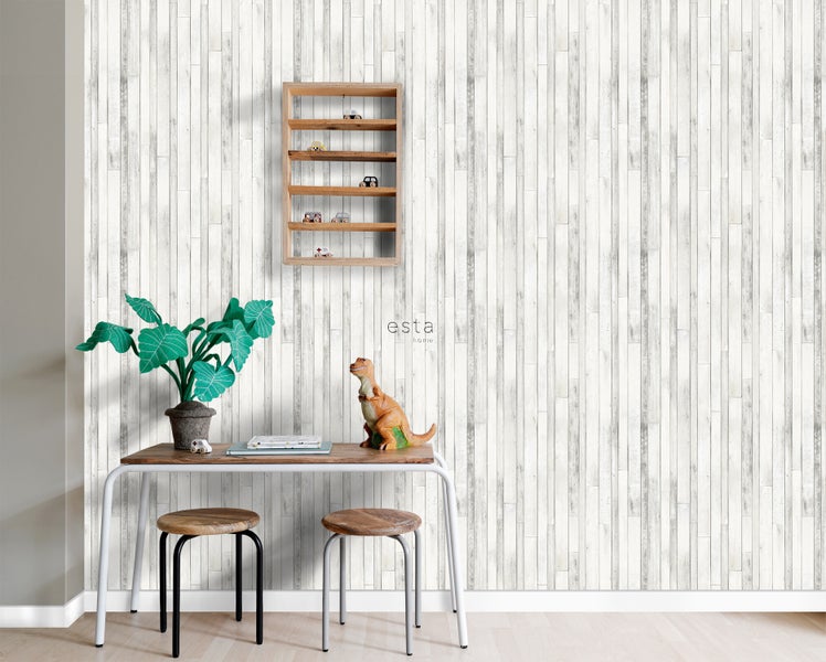 Dekorative Wand mit Holzpaneel Tapete, Tisch mit Dekorationen und Regalen