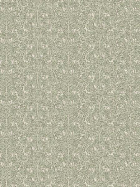 Helles Schlafzimmer mit gemusterter Tapete, Bett, Tisch und geöffneter Tür