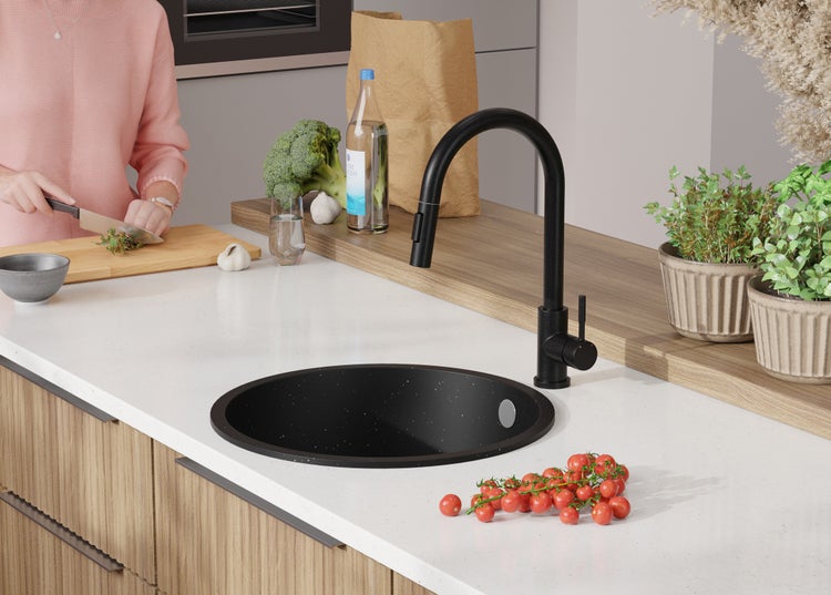 Küchenszene mit rundem Spülbecken, Wasserhahn und Lebensmitteln auf der Arbeitsplatte