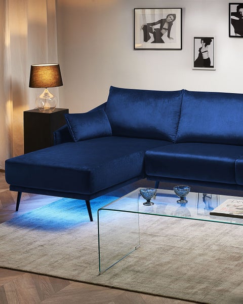 Trompetenblume mit grünen Blättern