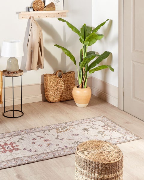 Detailansicht eines gemusterten Teppichs, zusammengerollt, Textil