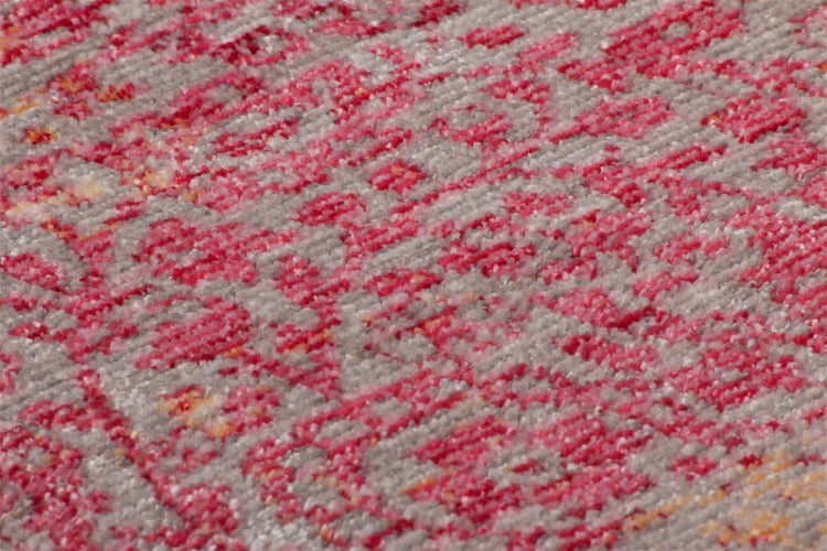 Nahaufnahme eines gemusterten Teppichs mit strukturierter gewebter Oberfläche und orientalischem Vintage-Design.