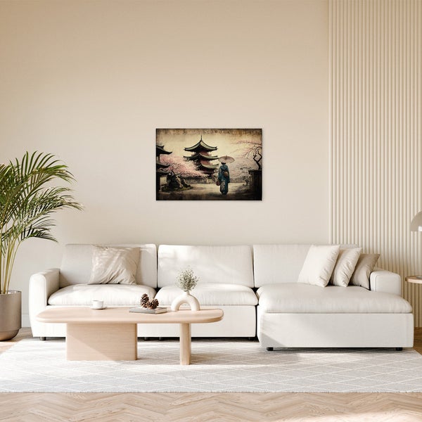 Dekorative Leinwand mit japanischem Motiv über einem Sofa im Wohnzimmer.