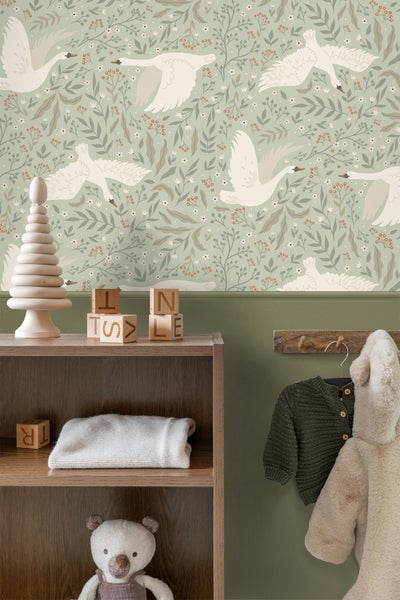 Kinderzimmer mit Tapete mit Schwanenmuster, Holzregal mit Spielzeug und Kleidung an der Wand