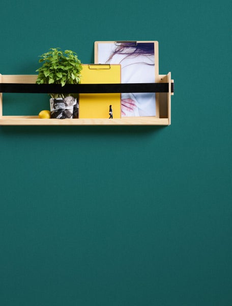 Ein Mann montiert ein Altrex Fahrgerüst im Innenbereich.